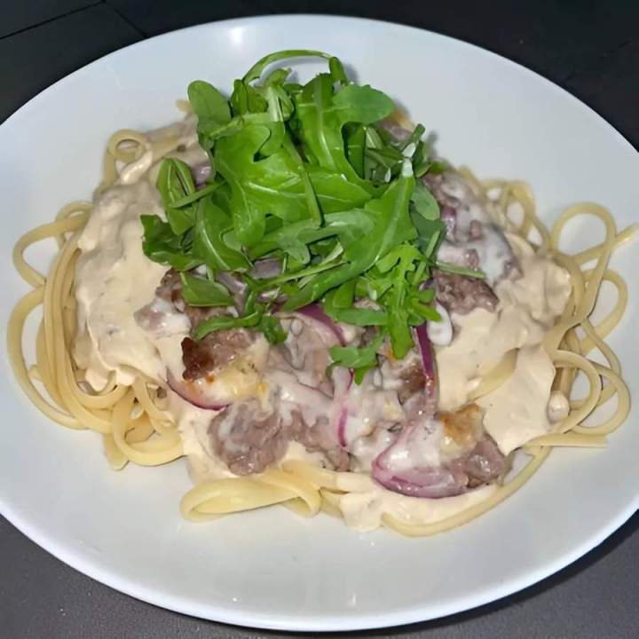 Sauce poivre, oignons, boeuf haché, taleggio, roquette